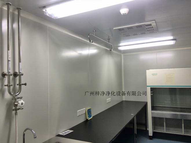 建造和使用潔凈室能有效減少室內(nèi)誘入、產(chǎn)生及滯留粒子。
