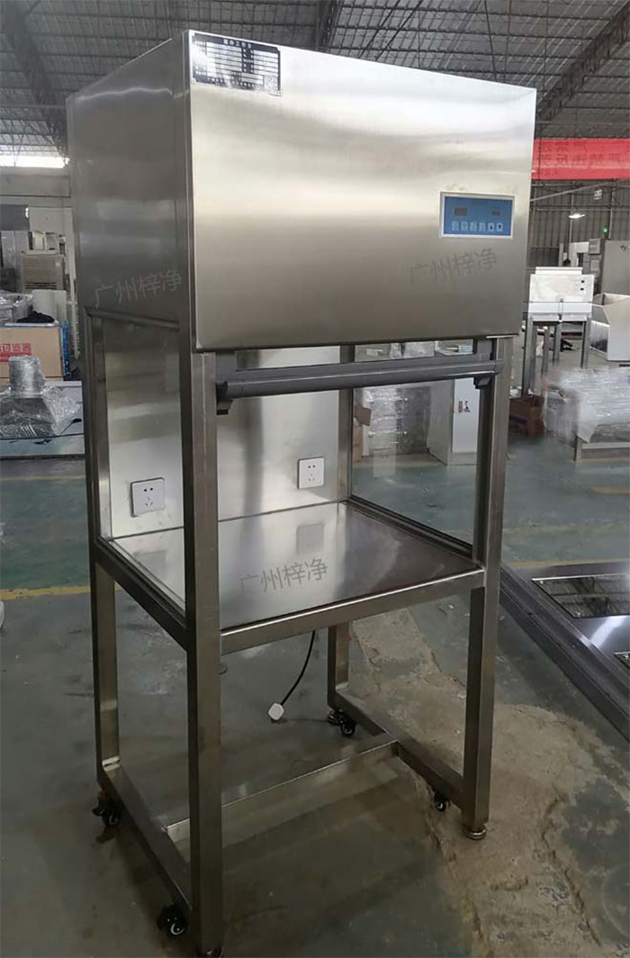 升降門超凈工作臺(tái)是采用單向空氣流，室內(nèi)空氣經(jīng)預(yù)初效過濾器進(jìn)入靜壓箱，再經(jīng)過高效空氣過濾器，最后在操作區(qū)內(nèi)形成高度潔凈的單向空氣流，是提供操作區(qū)高潔凈度工作環(huán)境的理想設(shè)備。