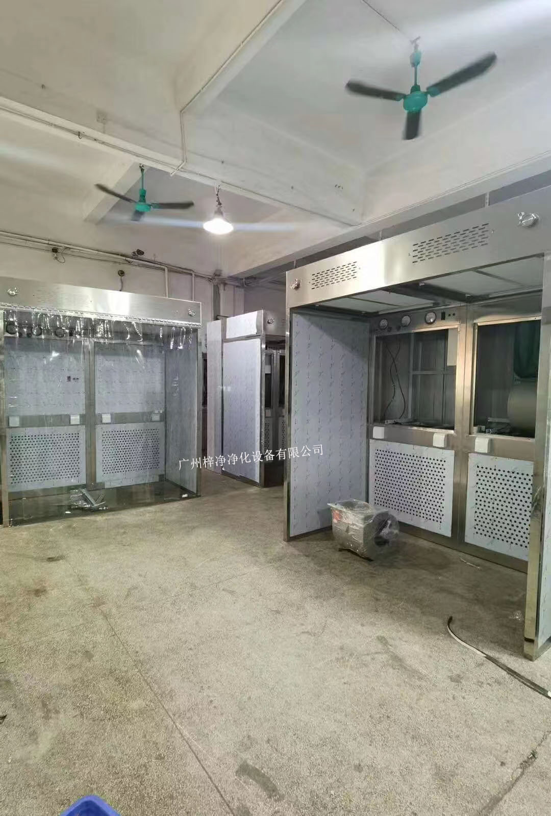負壓稱量室設(shè)備由工作區(qū)、回風(fēng)箱體、風(fēng)機箱體、出風(fēng)箱體及外箱體幾大部分拼裝而成。
