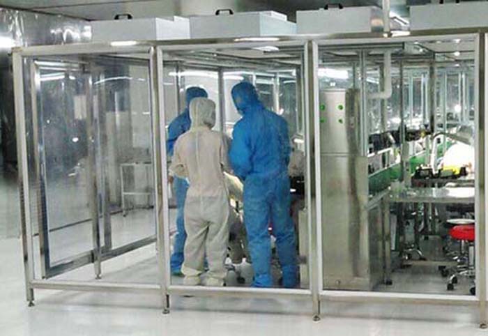 潔凈棚使用過(guò)程中 使用人員應(yīng)穿戴清潔的工作服、手套、口罩等防護(hù)用品。 不得在潔凈棚內(nèi)進(jìn)食、飲水、吸煙等。